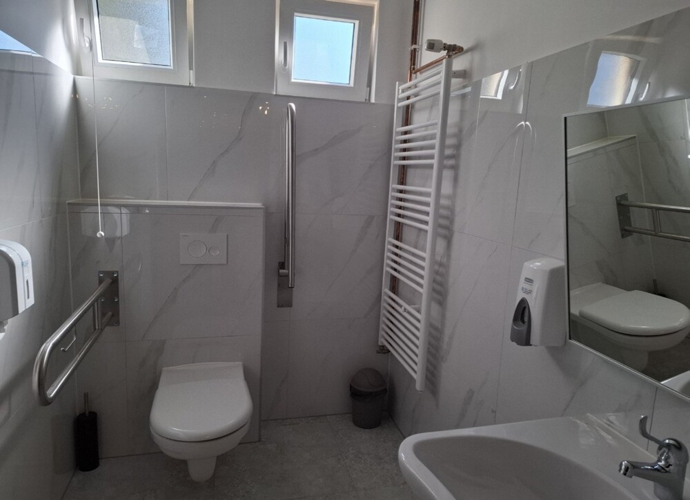 WC za osobe s invaliditetom s rukohvatima uz školjku