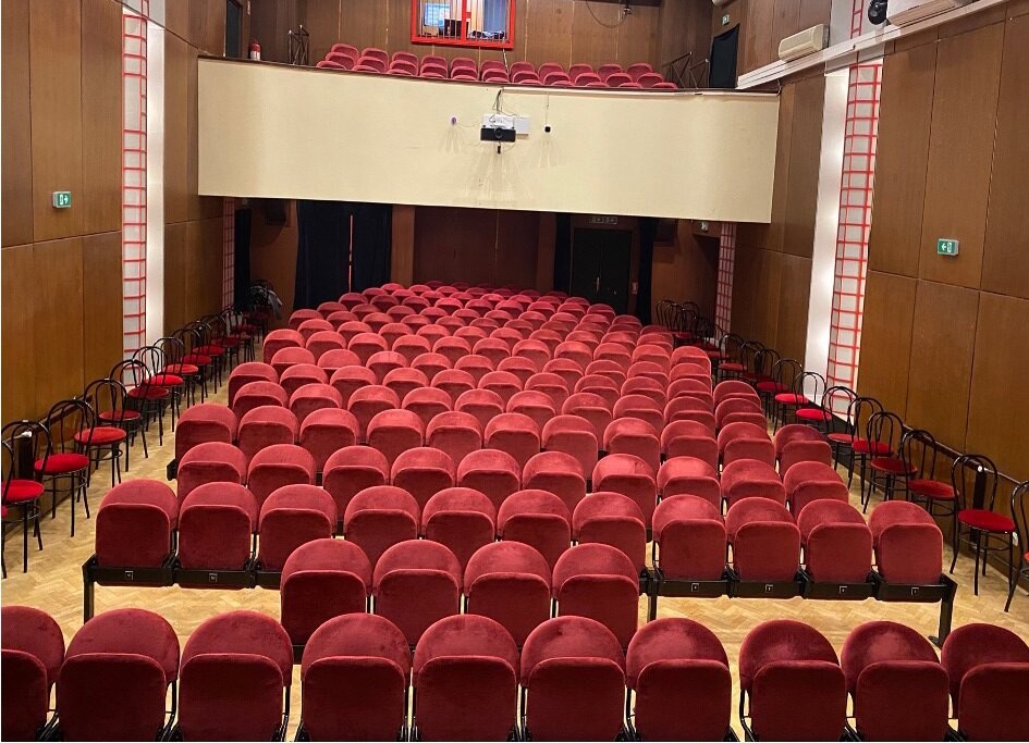 Gledalište s crvenim sjedalima, pogled sa stražnje strane dvorane