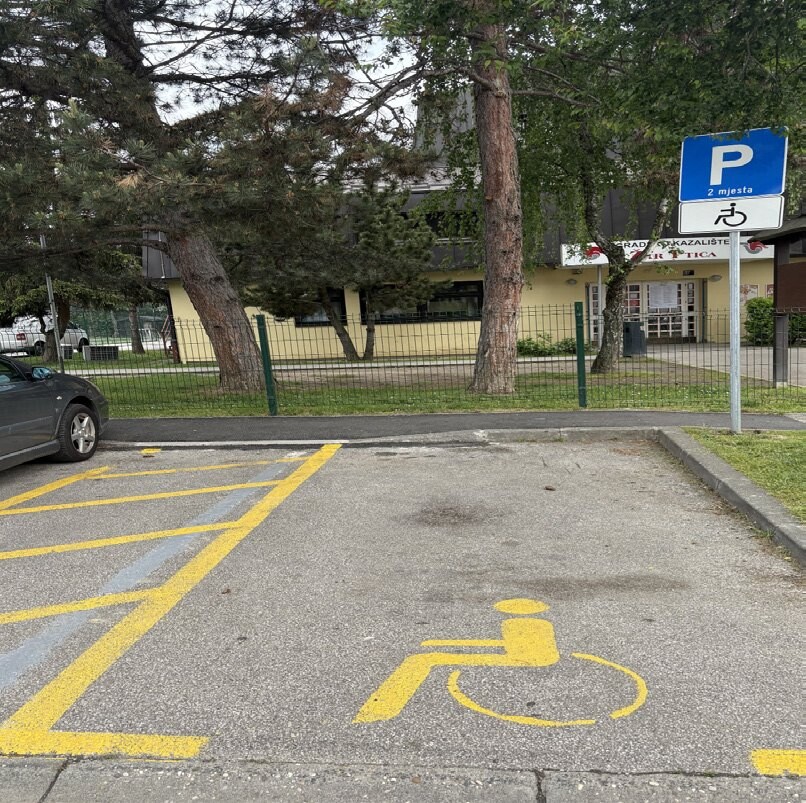 Dva označena parkirna mjesta za osobe s invaliditetom ispred kazališta