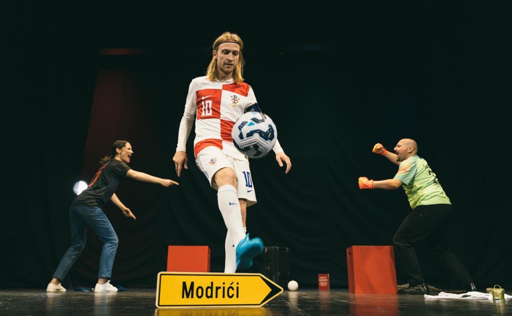 Kazališni hit “LUKA MODRIĆ: MOJA IGRA” gostuje u Gradskom kazalištu Žar ptica